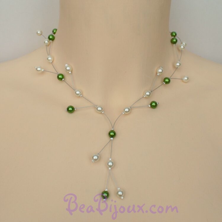 Collier de mariage asymétrique à branches CO1156A avec perles nacrées blanches et vertes.