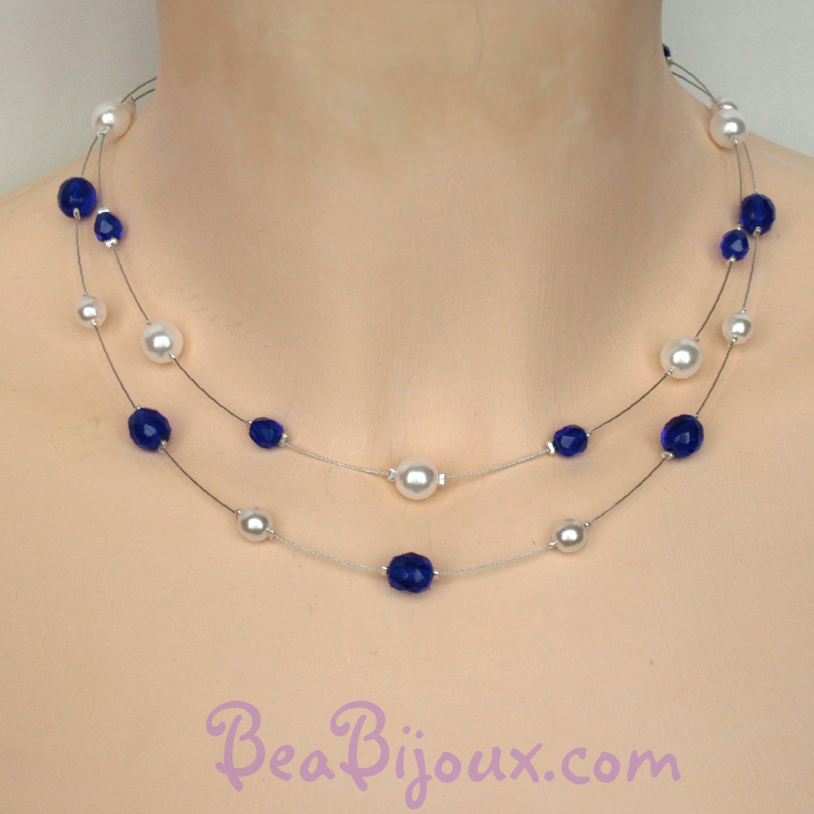 Collier de mariage double rang CO1168A avec perles blanches nacrées et perles en verre à facettes bleu cobalt.