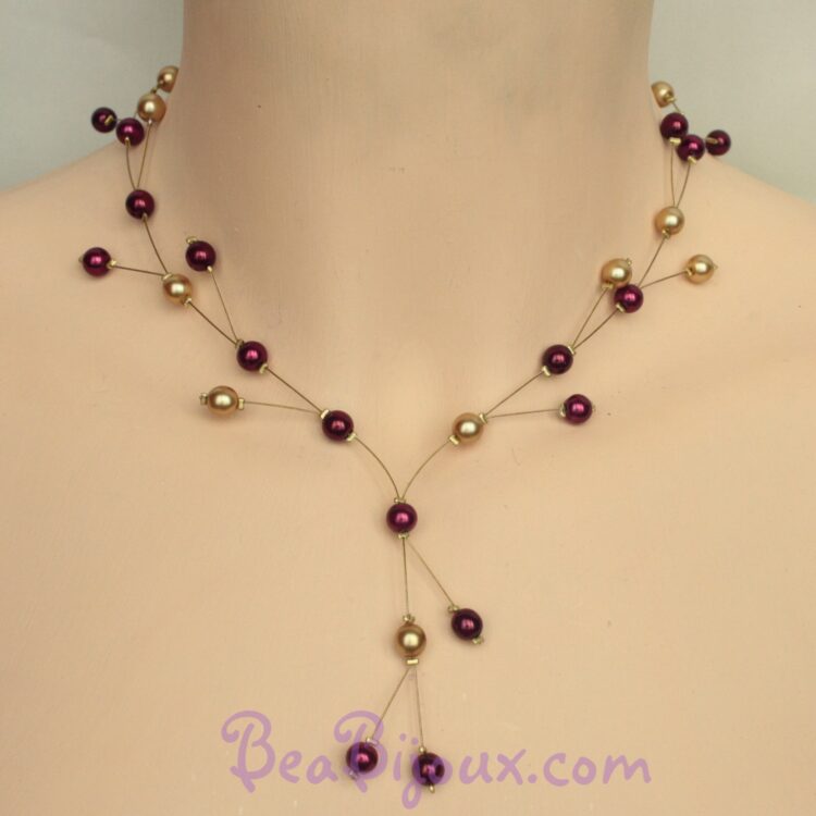Collier de mariage asymétrique CO1156A avec perles nacrées bordeaux et dorées sur fil doré.