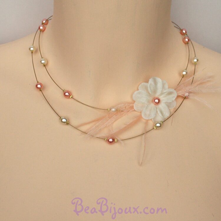 Collier mariage personnalisé ivoire et saumon CO1217A perles nacrées fleur et plumes.