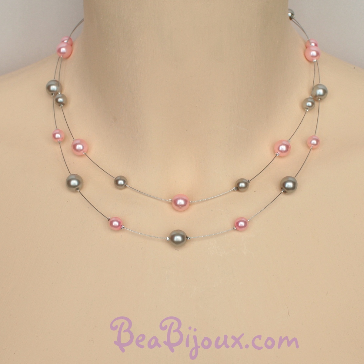 Collier de mariage double rang CO1168A avec perles nacrées rose pâle et gris argenté sur fil câblé.