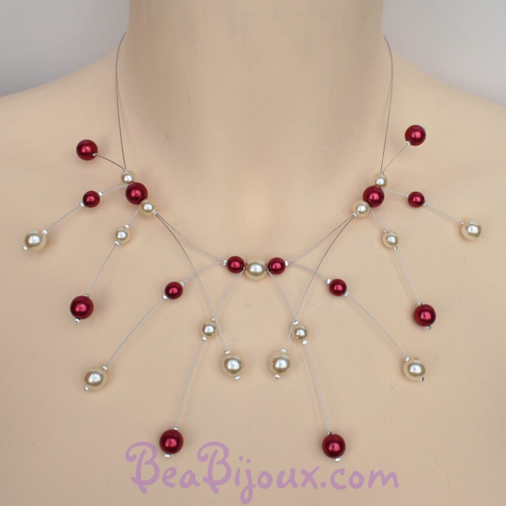 Collier de mariée CO1162A en fils câblés argentés avec perles en verre nacré ivoire et rouge intense.