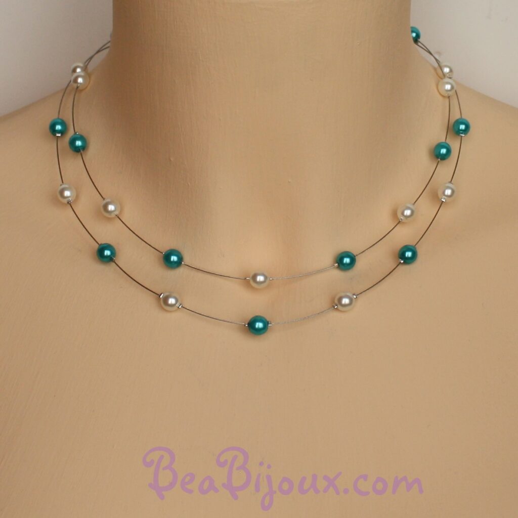 Collier de mariage double rang CO1168A perles nacrées blanches et bleu turquoise sur fil câblé argenté.
