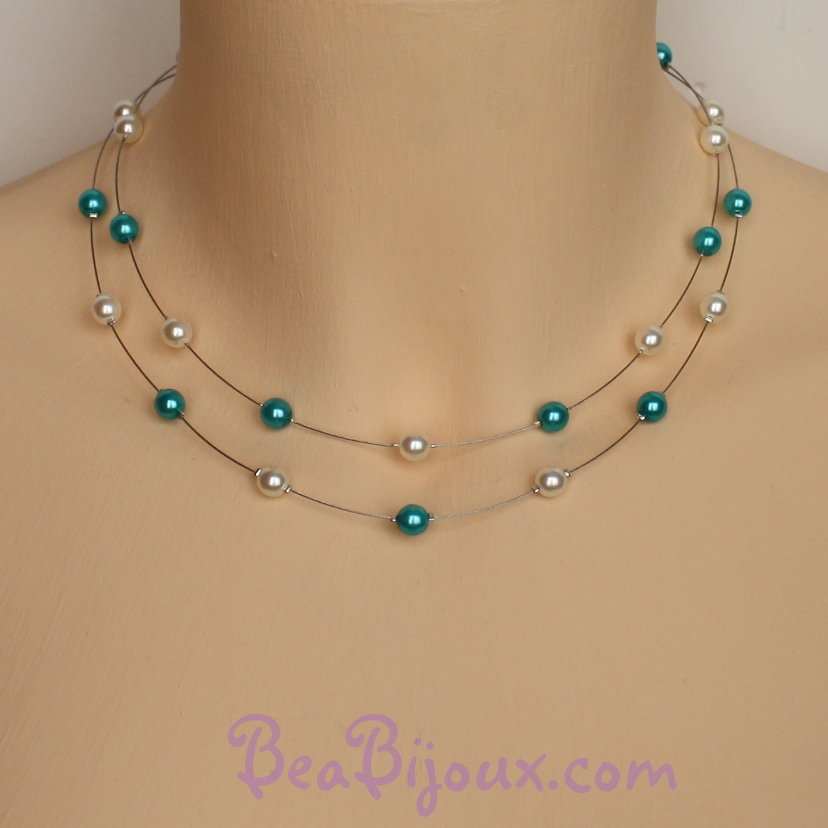 Collier de mariage double rang CO1168A perles nacrées blanches et bleu turquoise sur fil câblé argenté.