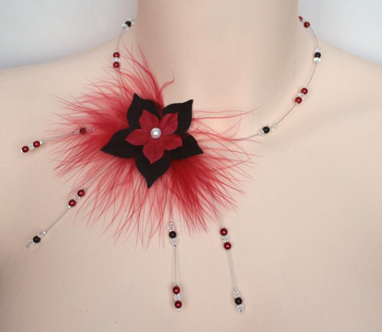 Collier mariage fleur plumes noir et rouge