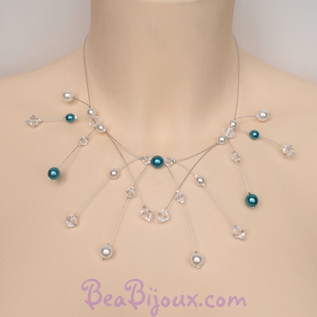 Collier artisanal CO1215A fils câblés avec mélange de perles nacrées blanches, turquoise et touches de cristal