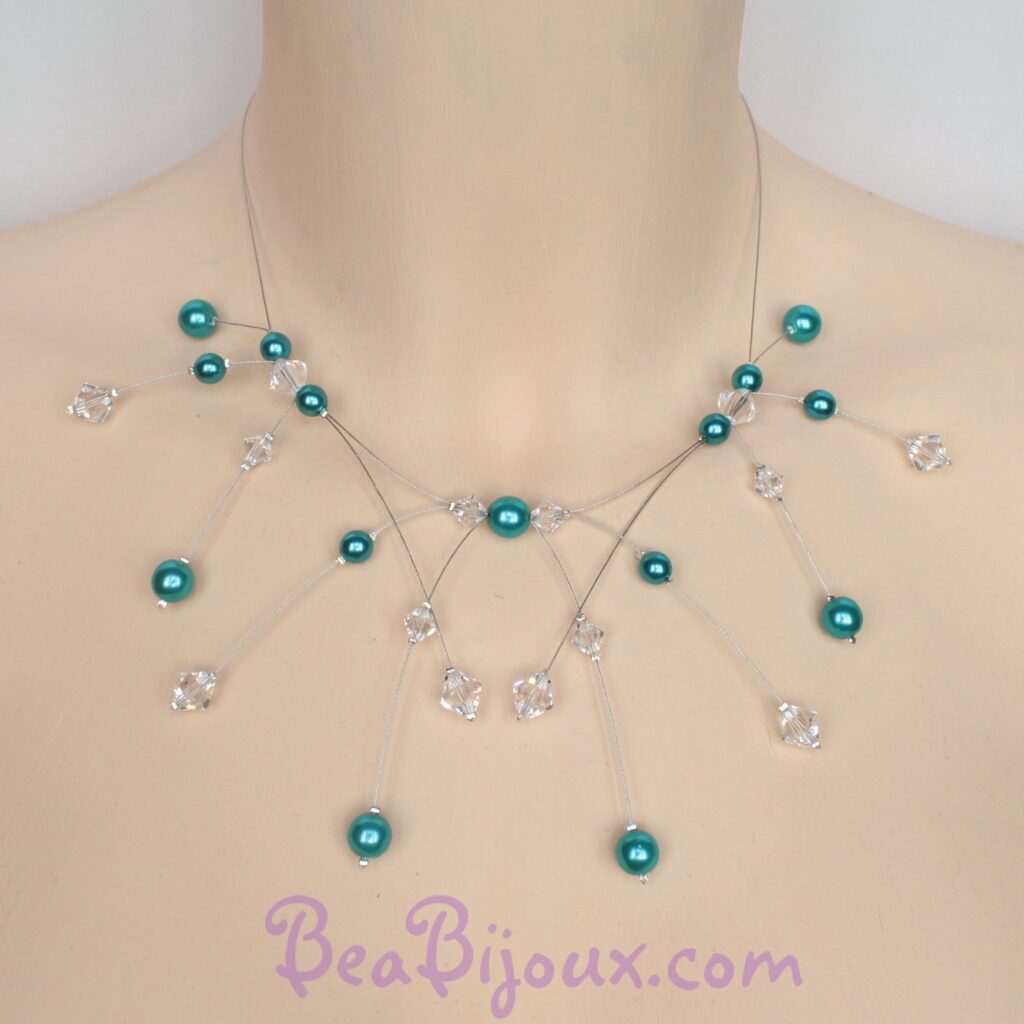 Collier de mariée CO1215A sur plusieurs rangs de fils câblés argentés, perles nacrées turquoise et cristaux.