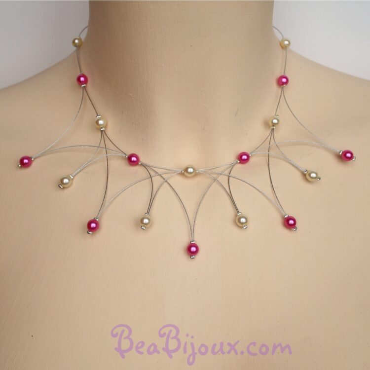 Collier de mariage en corolle CO1182Z avec perles nacrées ivoire et fuchsia sur fils câblés argentés.