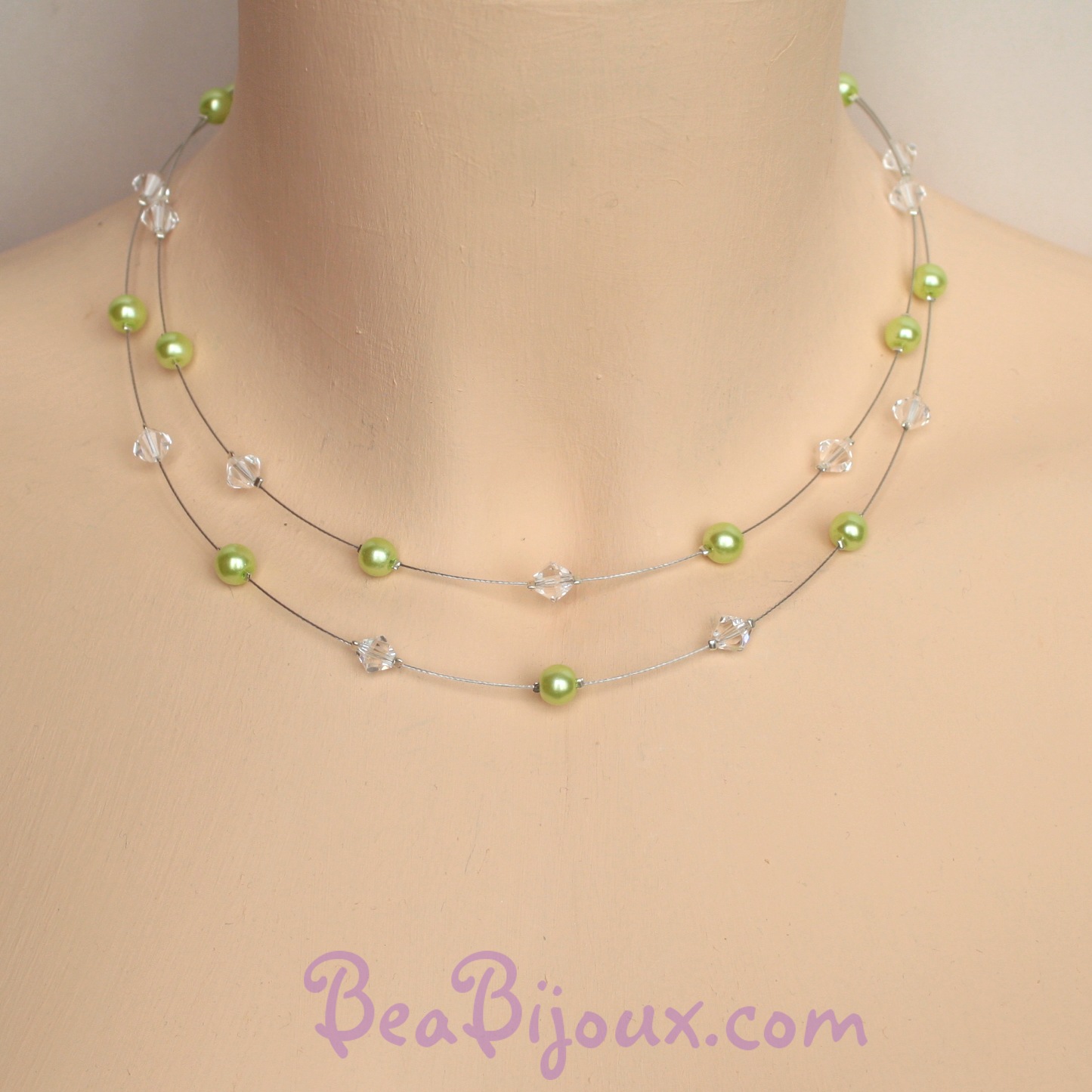 Collier de mariage double rang CO1168A avec perles nacrées vert anis et perles en cristal transparent alternées.