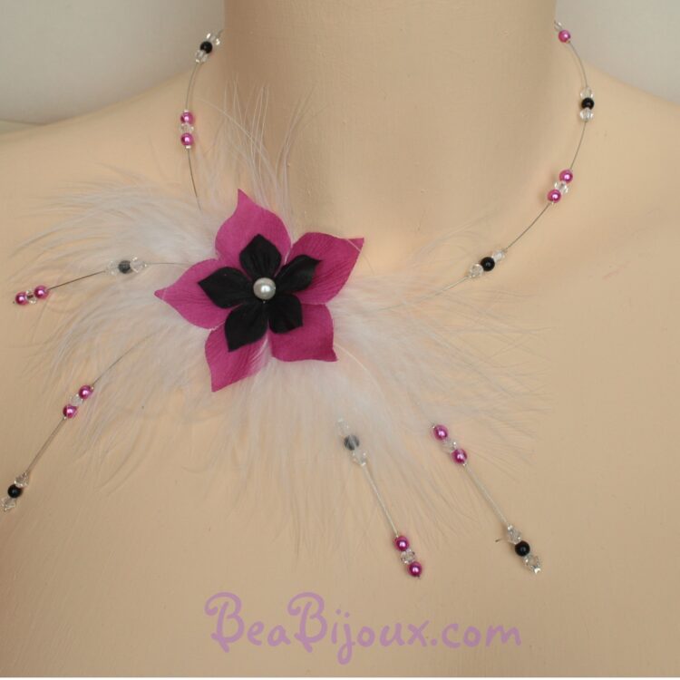 Collier de mariage CO1239A asymétrique avec fleur en soie noire et fuchsia et plumes blanches.