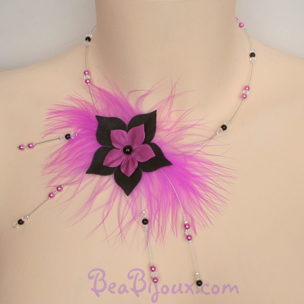 Collier asymétrique CO1239A fuchsia et noir avec plumes fuchsia et perle centrale noire.