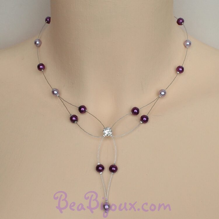Collier de mariée CO1226A en fil câblé argenté avec perles nacrées violettes et parme et un strass central.