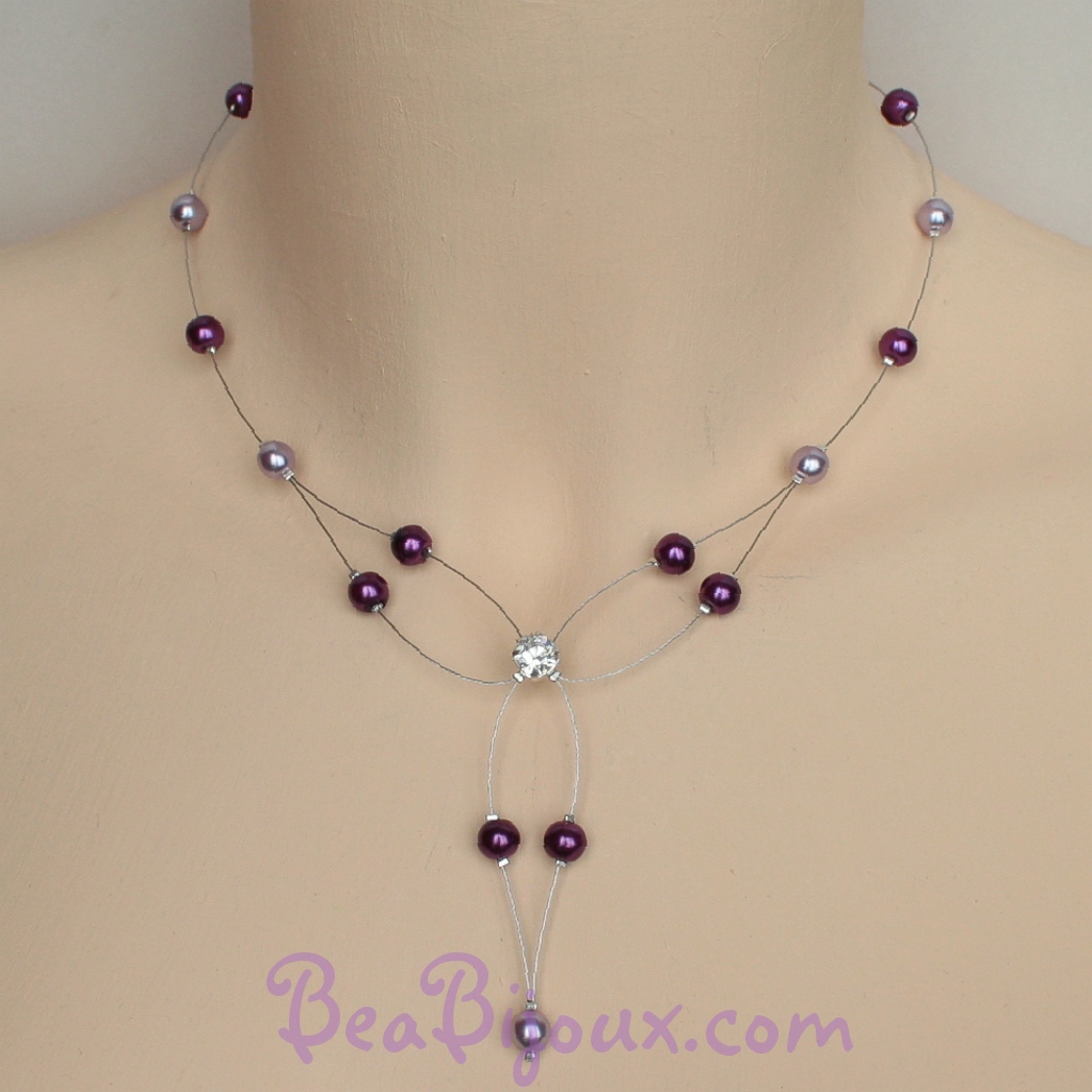 Collier de mariée CO1226A en fil câblé argenté avec perles nacrées violettes et parme et un strass central.