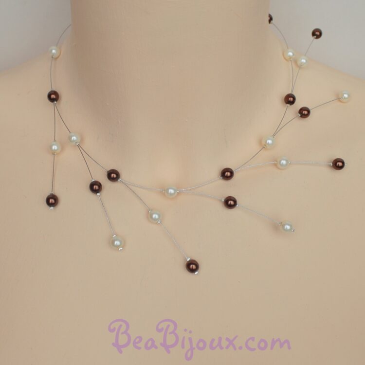 Collier de mariage asymétrique branches CO1210A perles nacrées chocolat et blanc cassé.