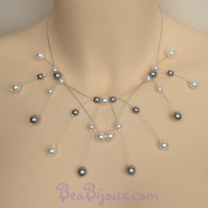 Collier de mariée artisanal CO1162A sur fils câblés argentés avec perles en verre nacré blanches et grises.