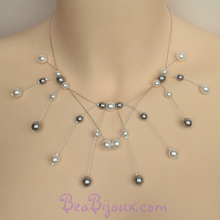 Collier de mariée artisanal CO1162A sur fils câblés argentés avec perles en verre nacré blanches et grises.