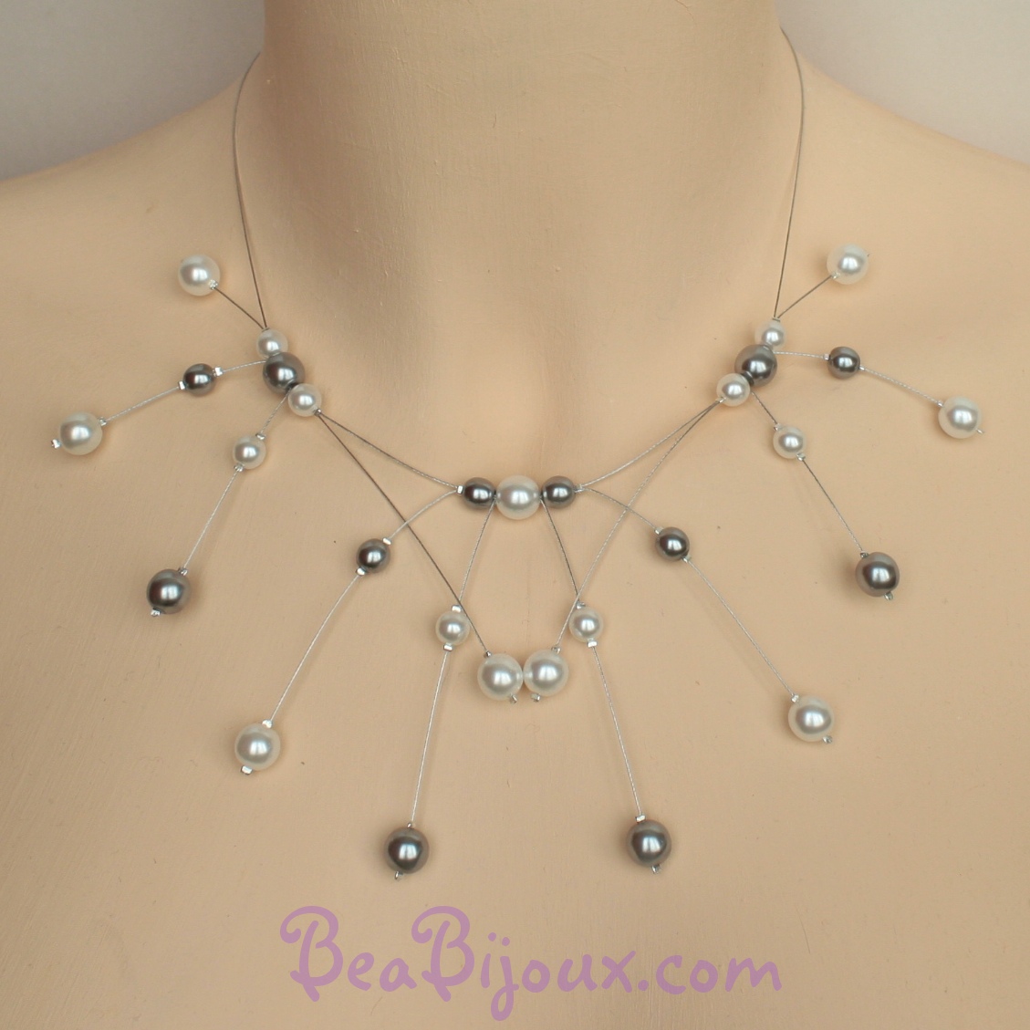 Collier de mariée artisanal CO1162A sur fils câblés argentés avec perles en verre nacré blanches et grises.