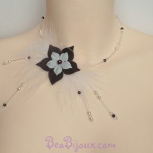 Collier de mariage asymétrique CO1239A avec fleur en soie ivoire et chocolat, plumes et perles nacrées.