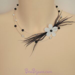 Collier de mariage personnalisé 2 rangs perles noir et blanc avec fleur en soie et plumes.