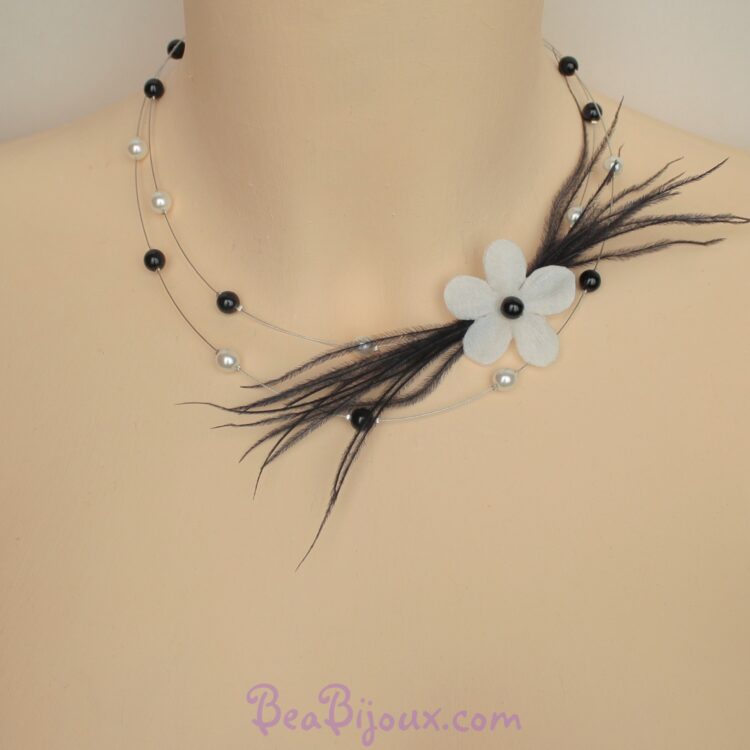 Collier de mariage personnalisé 2 rangs perles noir et blanc avec fleur en soie et plumes.
