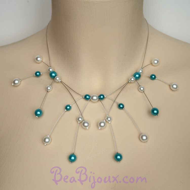 Collier artisanal CO1162A sur fils câblés avec perles en verre nacré blanches et turquoise.