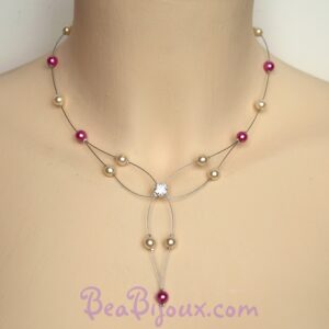 Collier de mariée CO1226A en fil câblé argenté avec perles nacrées roses et ivoire et un strass central brillant.