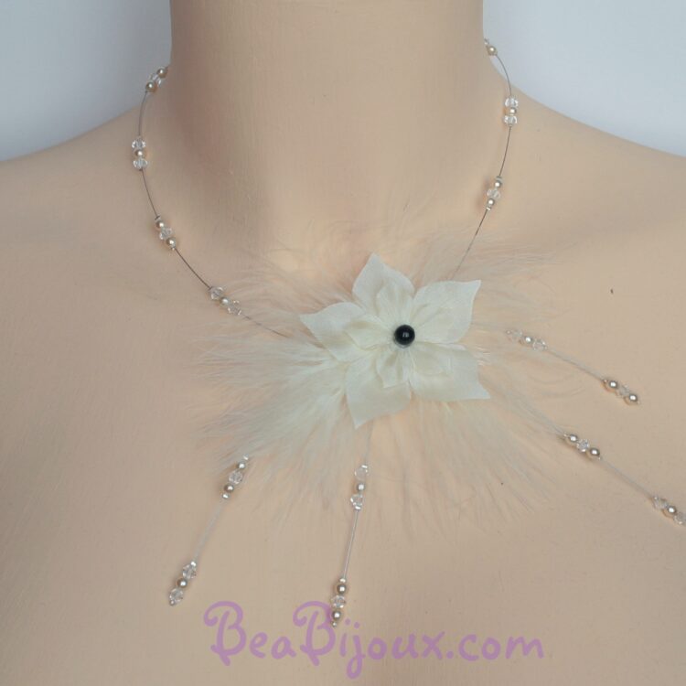 Collier de mariage asymétrique ivoire avec fleur en soie, plumes et une perle noire centrale CO1239A.