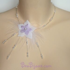 Collier de mariage asymétrique CO1239A avec fleur blanche et petite fleur parme, plumes et perles cristal.