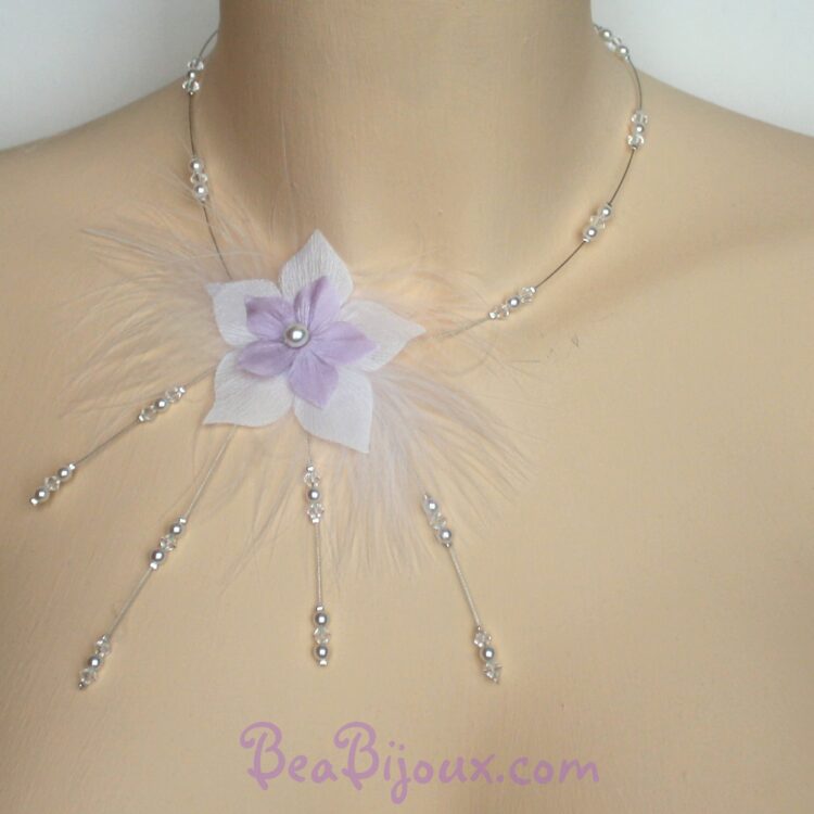 Collier de mariage asymétrique CO1239A avec fleur blanche et petite fleur parme, plumes et perles cristal.