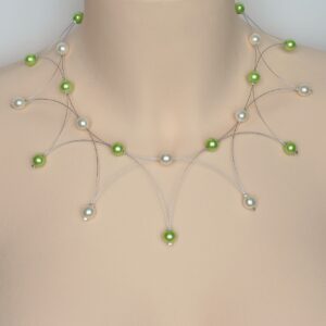 Collier de mariage Corolle personnalisé en perles de verre nacrées ivoire et vert anis sur fil câblé argenté.