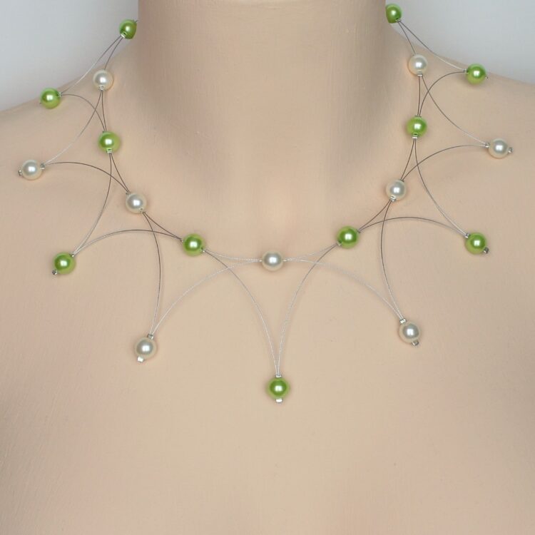 Collier de mariage Corolle personnalisé en perles de verre nacrées ivoire et vert anis sur fil câblé argenté.