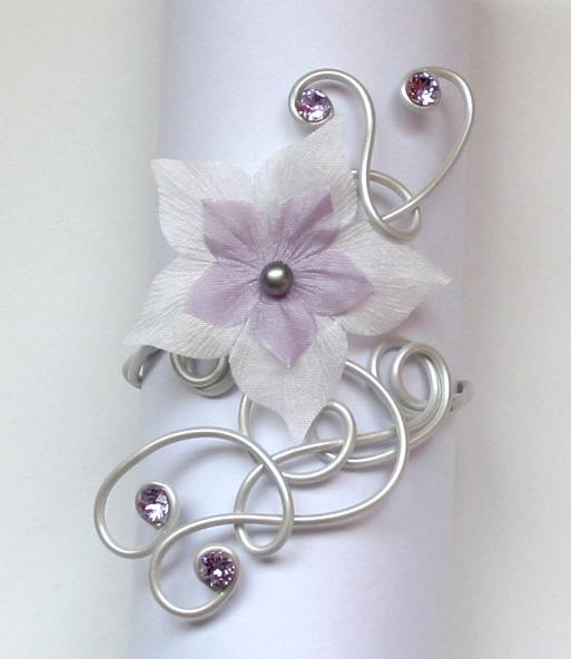 Bracelet_mariage_blanc_nacré_fleur_et_strass_violet
