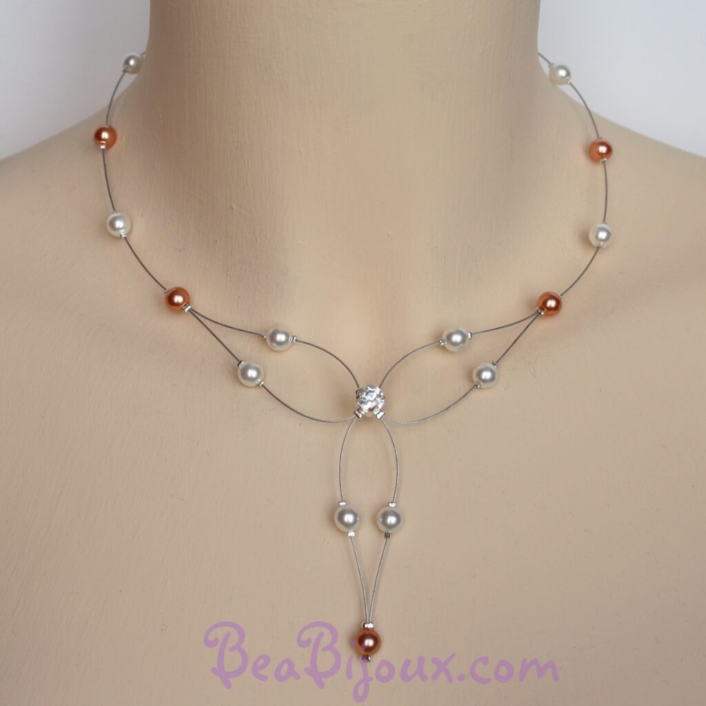 Collier de mariée CO1226A en fil câblé argenté avec perles nacrées blanches et pêche et un strass central.