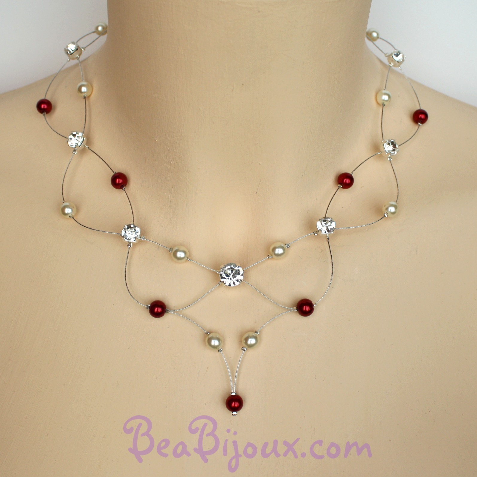 Collier de mariage CO1214A avec fils argentés entrelacés, strass brillants et perles nacrées ivoire et rouges.