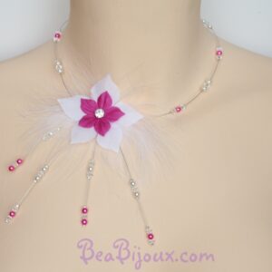 Collier de mariage avec fleur en soie blanc et fuchsia, strass central et plumes CO1239A.