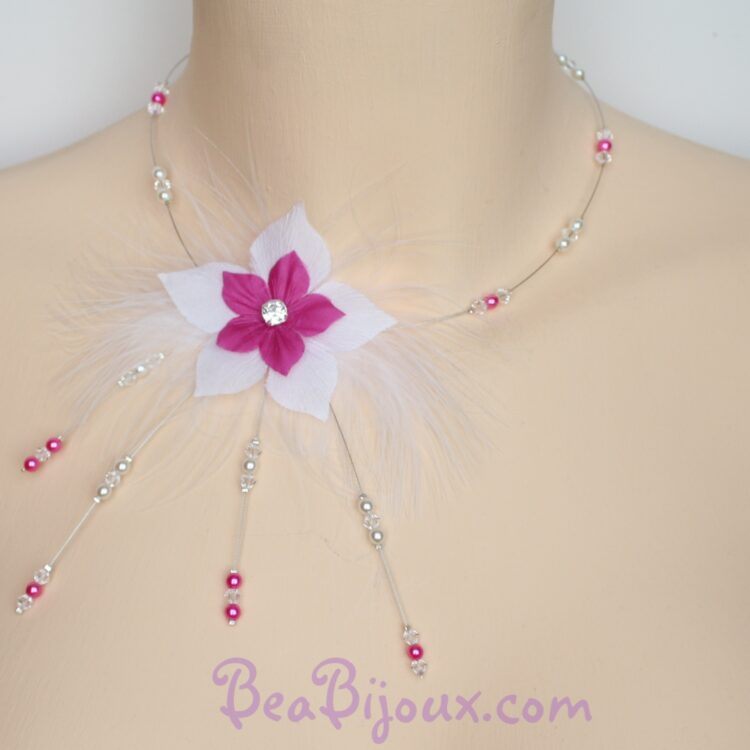 Collier de mariage avec fleur en soie blanc et fuchsia, strass central et plumes CO1239A.