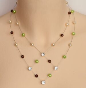 Collier de mariage personnalisé double rang sur fils câblés argentés avec perles nacrées ivoire, vert anis, chocolat et strass.