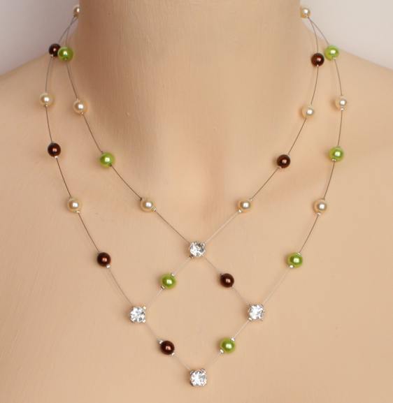 Collier de mariage personnalisé double rang sur fils câblés argentés avec perles nacrées ivoire, vert anis, chocolat et strass.