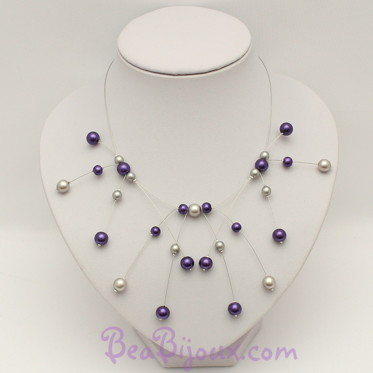 Collier de mariée CO1162A en cascade avec fils câblés et perles en verre nacré violettes et grises.