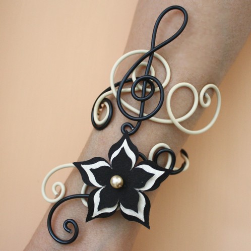 Bracelet manchette mariage fleur ivoire noir