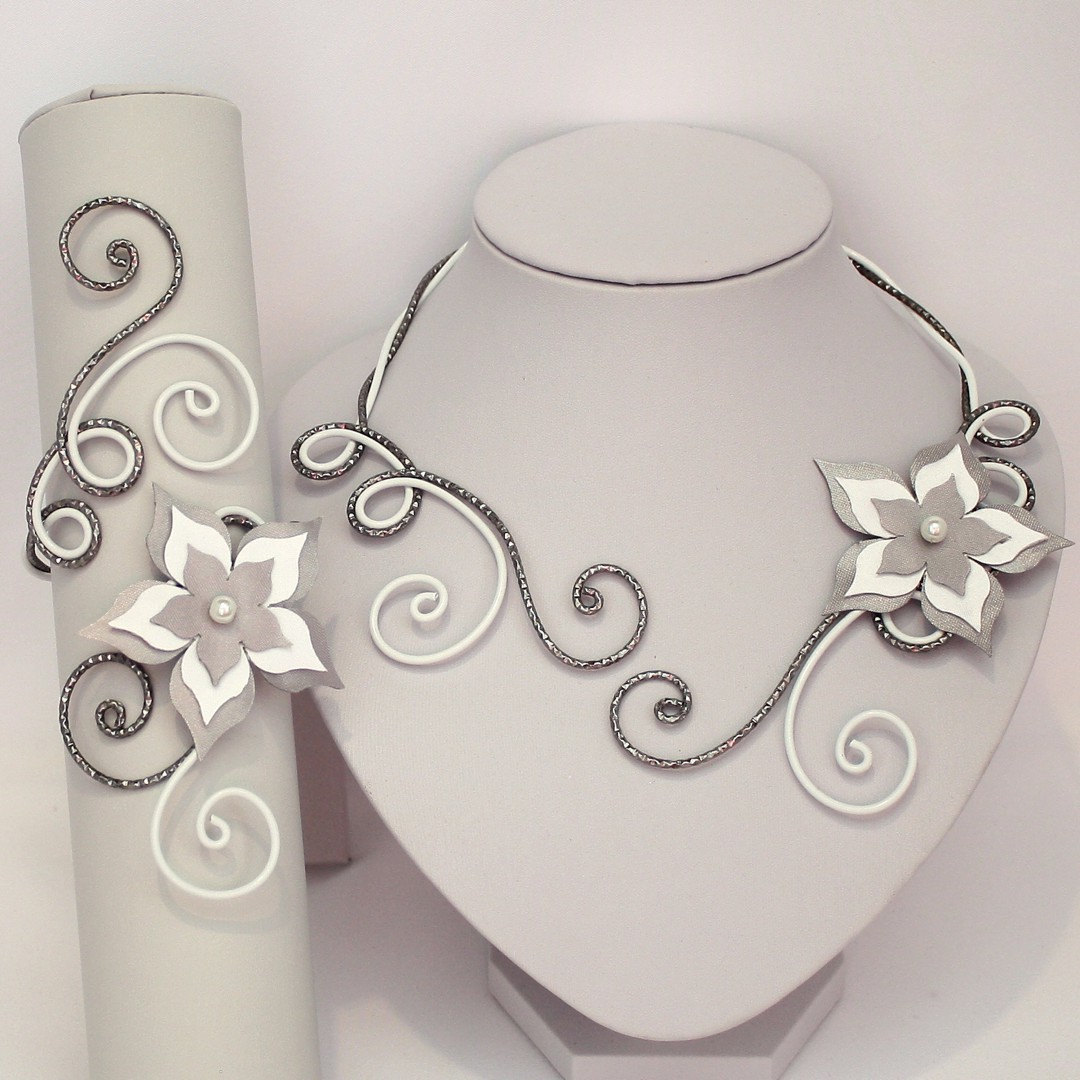 Parure De Bijoux Fleurs, Perles Et Strass - Blanc Sur Métal Argenté - Garanti Sans Nickel - Neuf Avec étiquettes