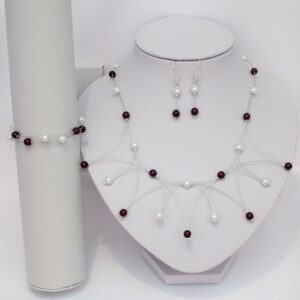 Parure de mariage personnalisée blanc et bordeaux avec collier corolle sur fil câblé argenté et bracelet deux rangs.