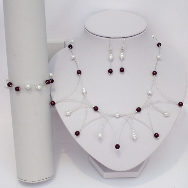 Parure de mariage personnalisée blanc et bordeaux avec collier corolle sur fil câblé argenté et bracelet deux rangs.