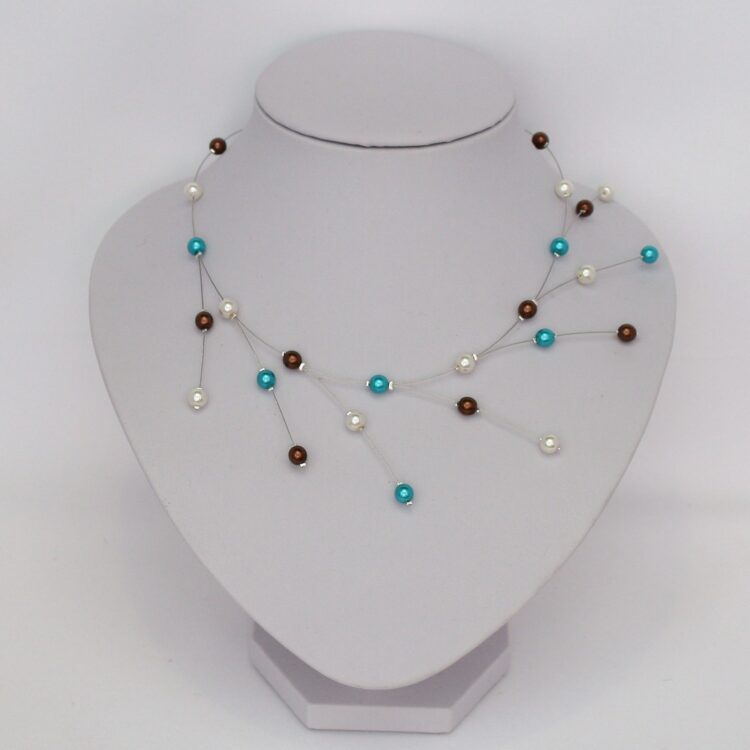 Collier de mariage asymétrique personnalisé sur fils câblés argentés avec perles nacrées ivoire, turquoise et chocolat.