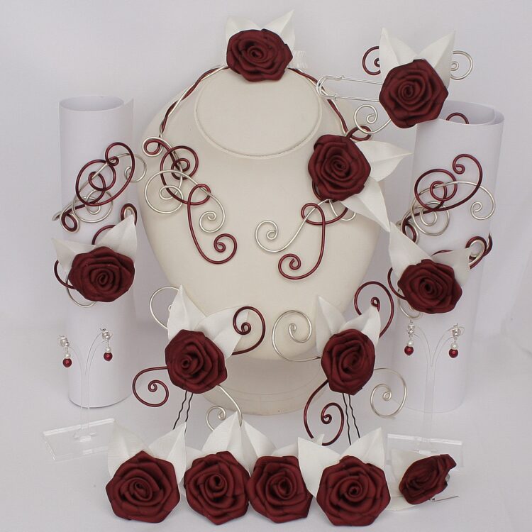 Parure de mariage bordeaux et champagne sur buste avec collier, bracelet et accessoires de cortège.