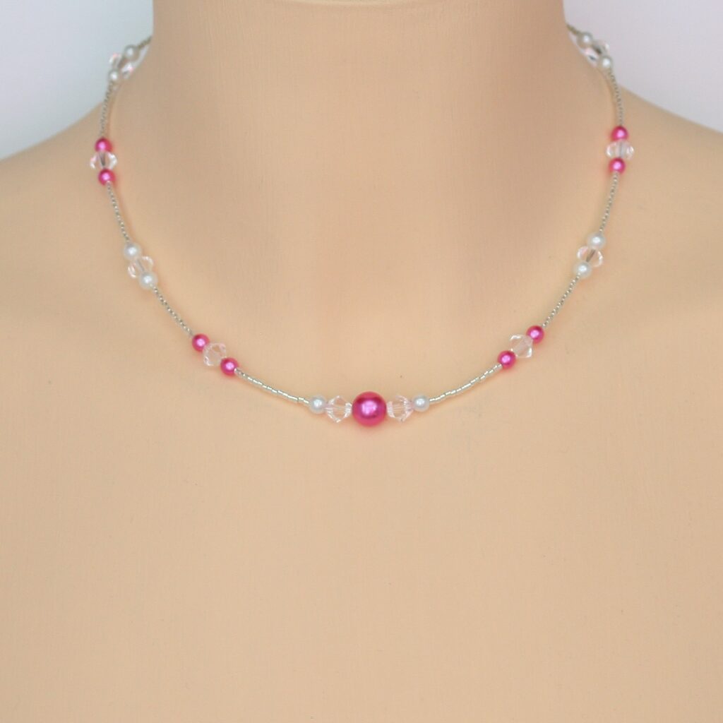 Collier de mariage personnalisé blanc et fuchsia sur fil mémoire avec perles nacrées et cristal.