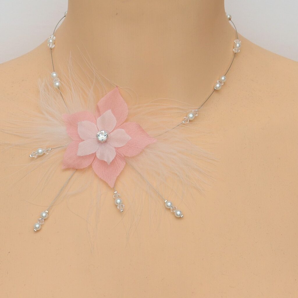 Gros plan collier de mariage personnalisé rose et blanc fleurs en soie et perles sur fil câblé.