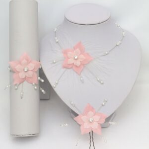 Parure de mariage personnalisée rose et blanc avec collier à plumes, bracelet et épingle à cheveux florale.