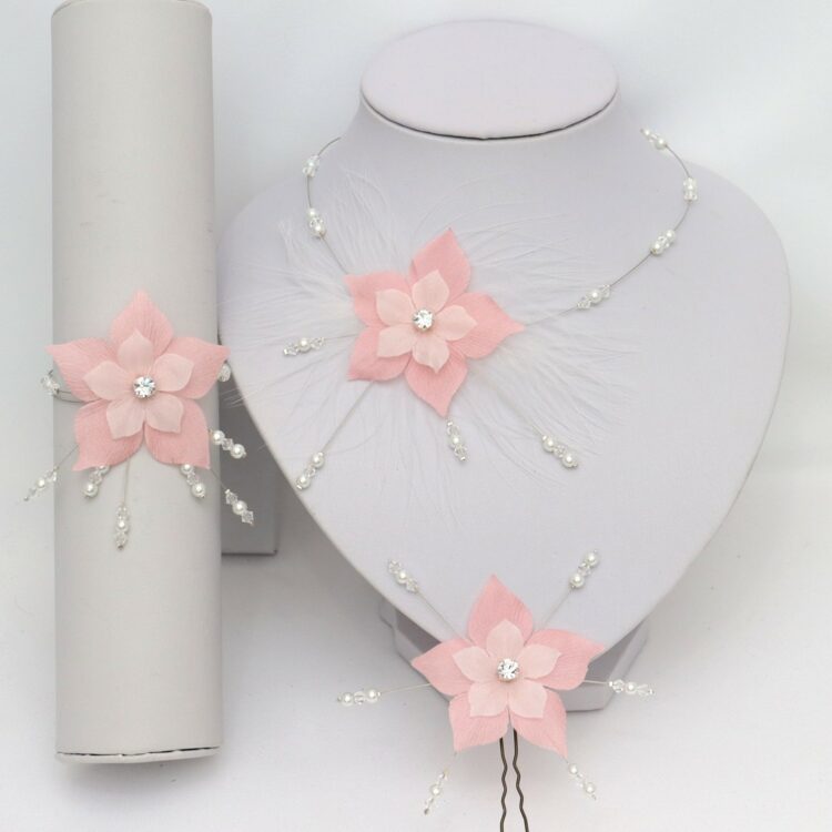 Parure de mariage personnalisée rose et blanc avec collier à plumes, bracelet et épingle à cheveux florale.