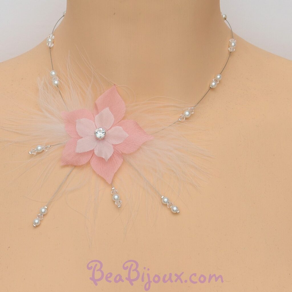 Gros plan collier de mariage personnalisé rose et blanc fleurs en soie et perles sur fil câblé.